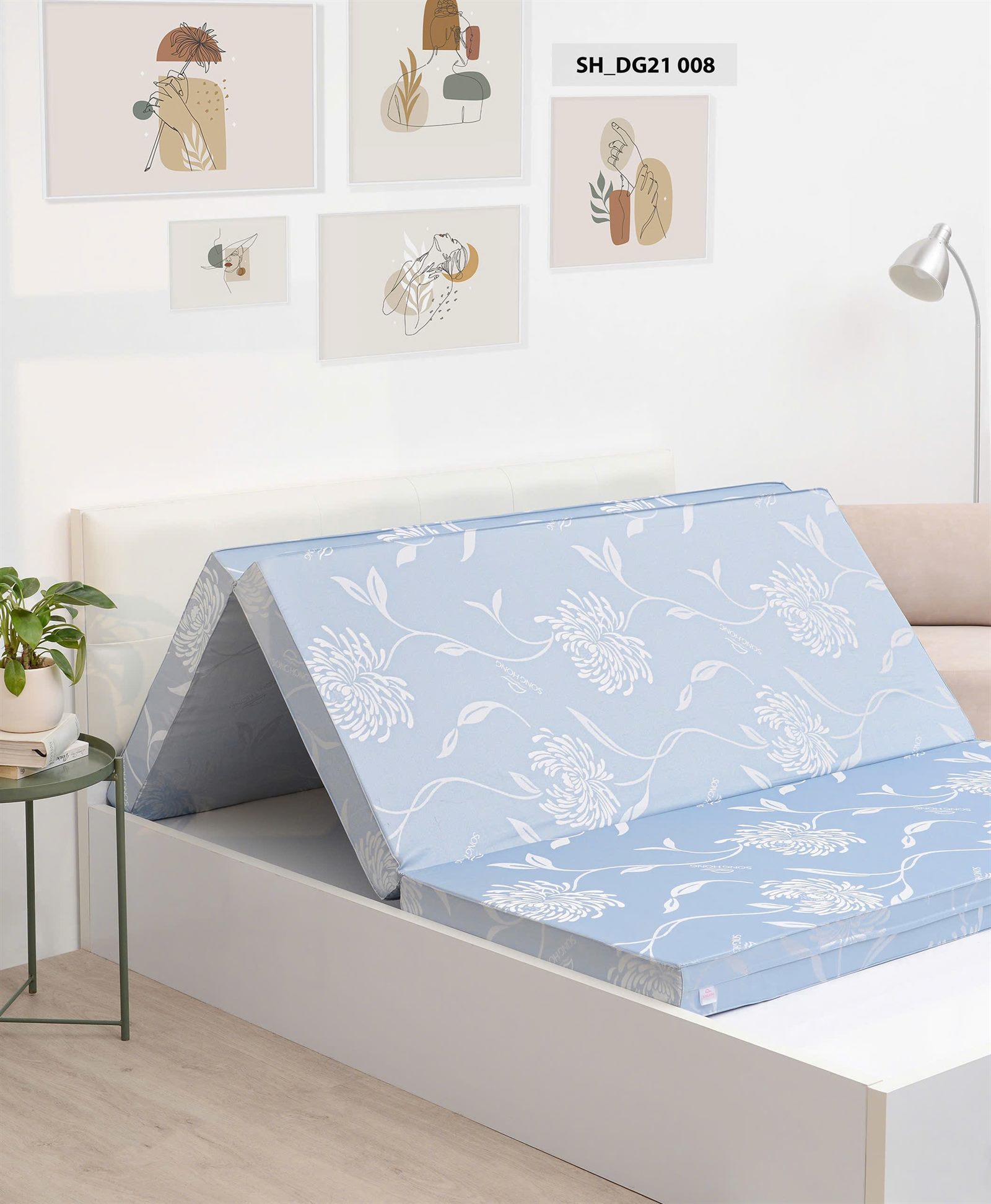 Đệm gấm Sông Hồng màu xanh dương pastel mã SH_DG21 008, hoa cúc trắng, đang dựng mở nếp gấp